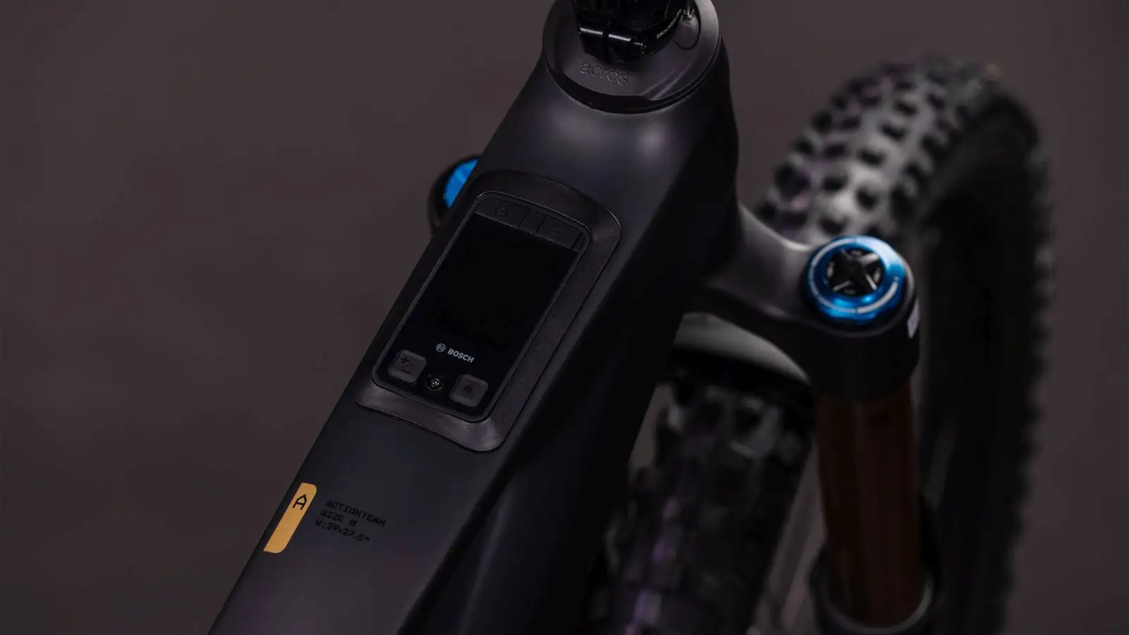 Cube AMS HYBRID ONE77 C:62 AT 600X CARBON/GOLD - Image 2