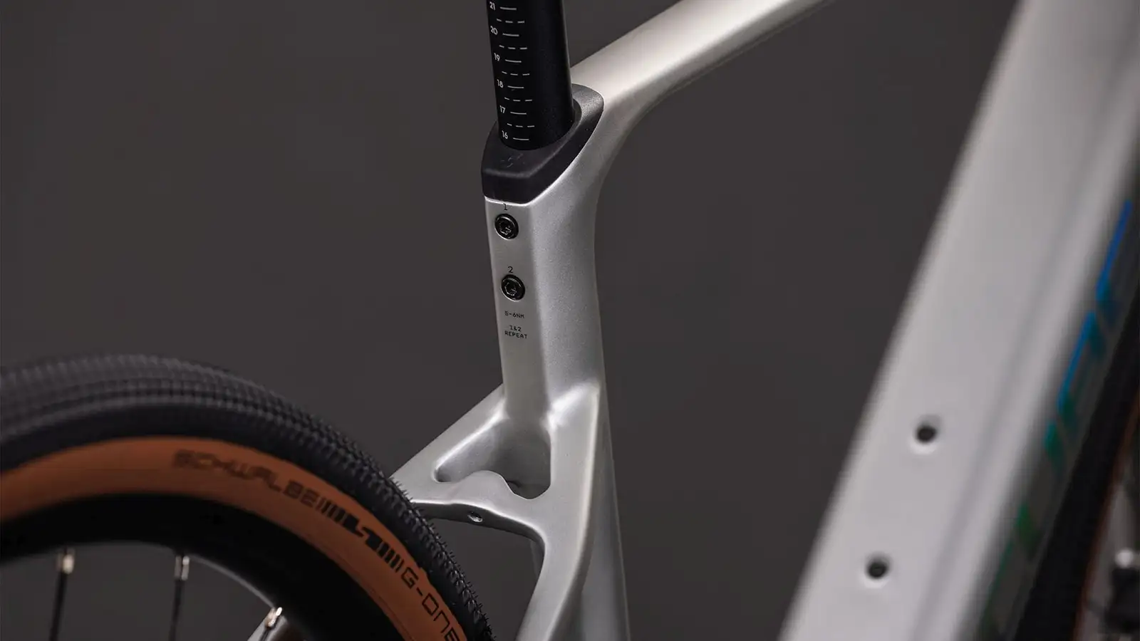 Cube NULANE HYBRID C:62 RACE 400X SLEEKGREY/PRISM - Image 4