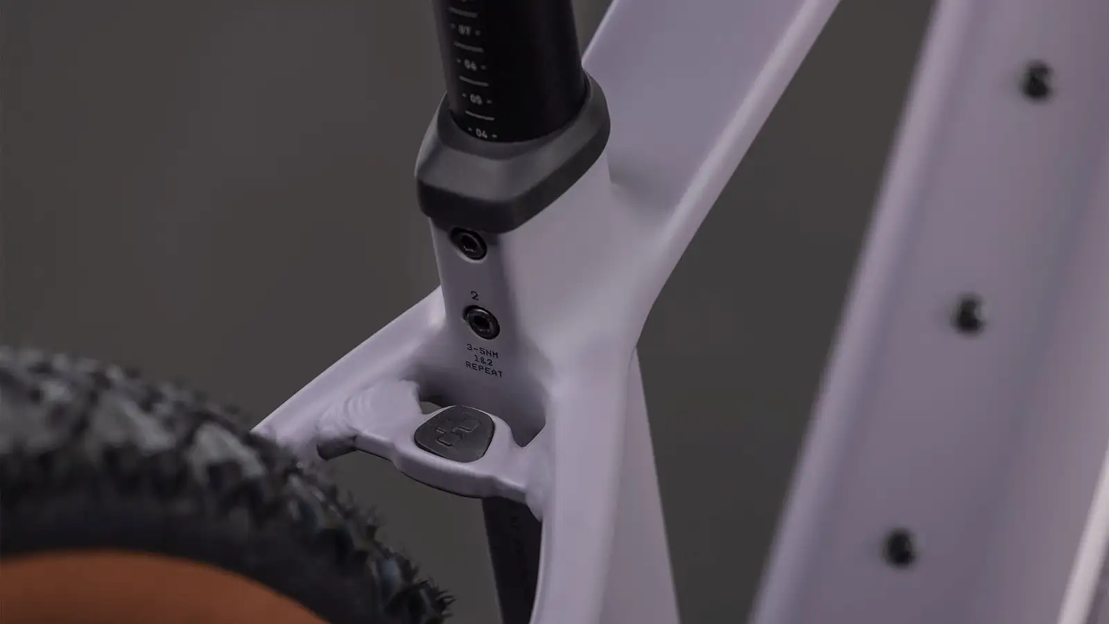 Cube REACTION HYBRID PERFORMANCE 600 PLUMGREY/BLACK - Image 4