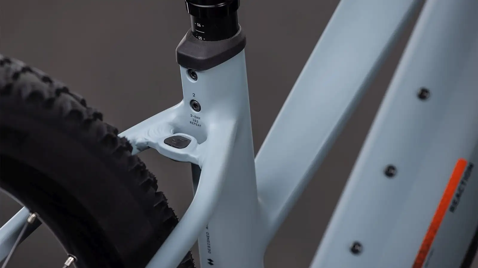 Cube REACTION HYBRID RACE 800 VULCAN/ORANGE - Image 4