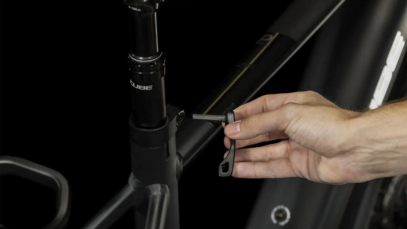 Cube TOURING HYBRID PRO 625 BLACK/METAL - Image 7